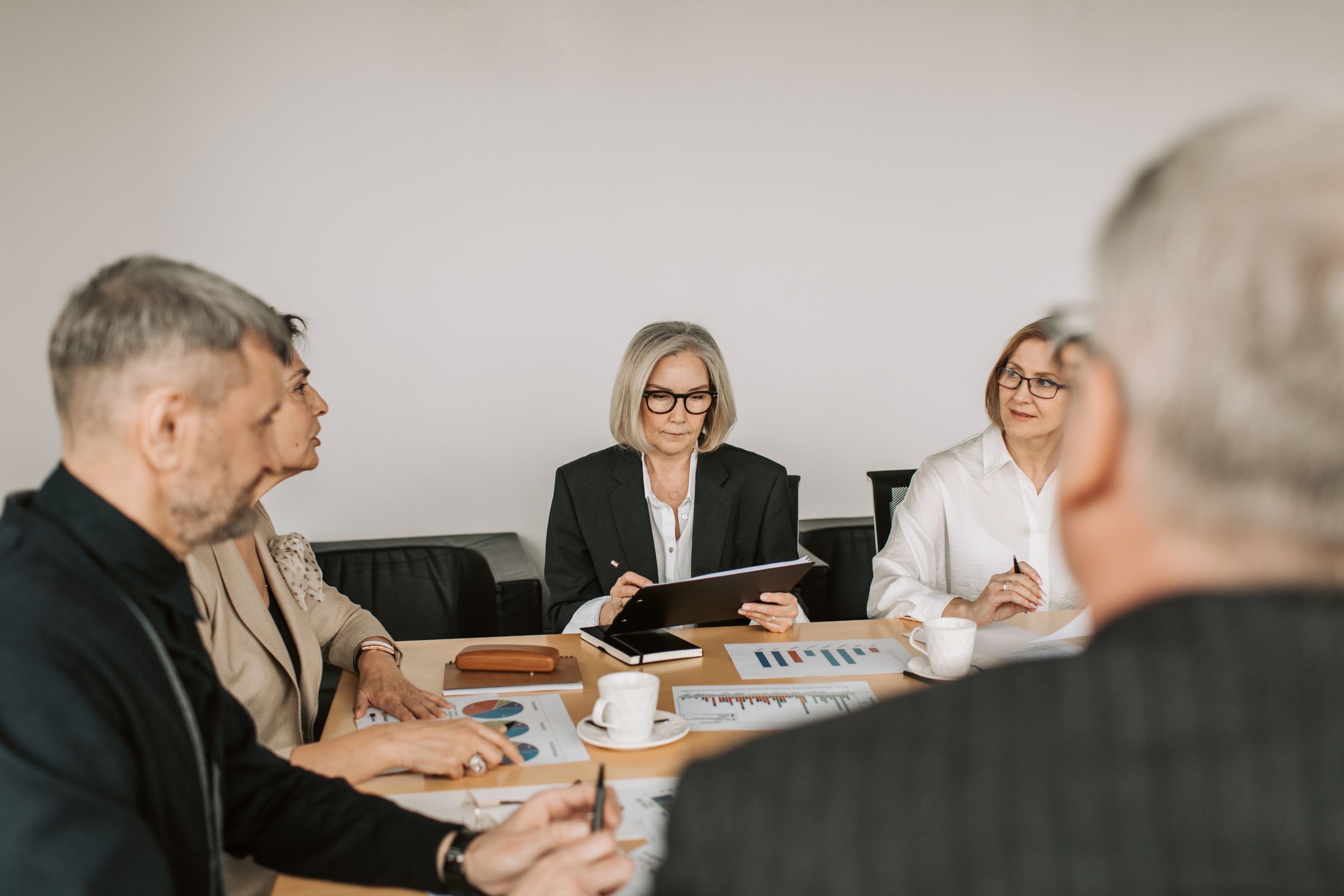 Professionals in gesprek rond een vergadertafel
